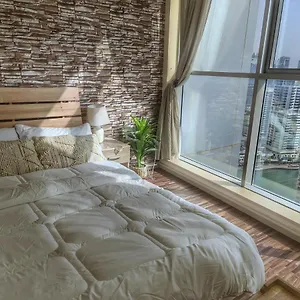 Green Sky Holiday With Shared Kitchen And Lounge Dubai